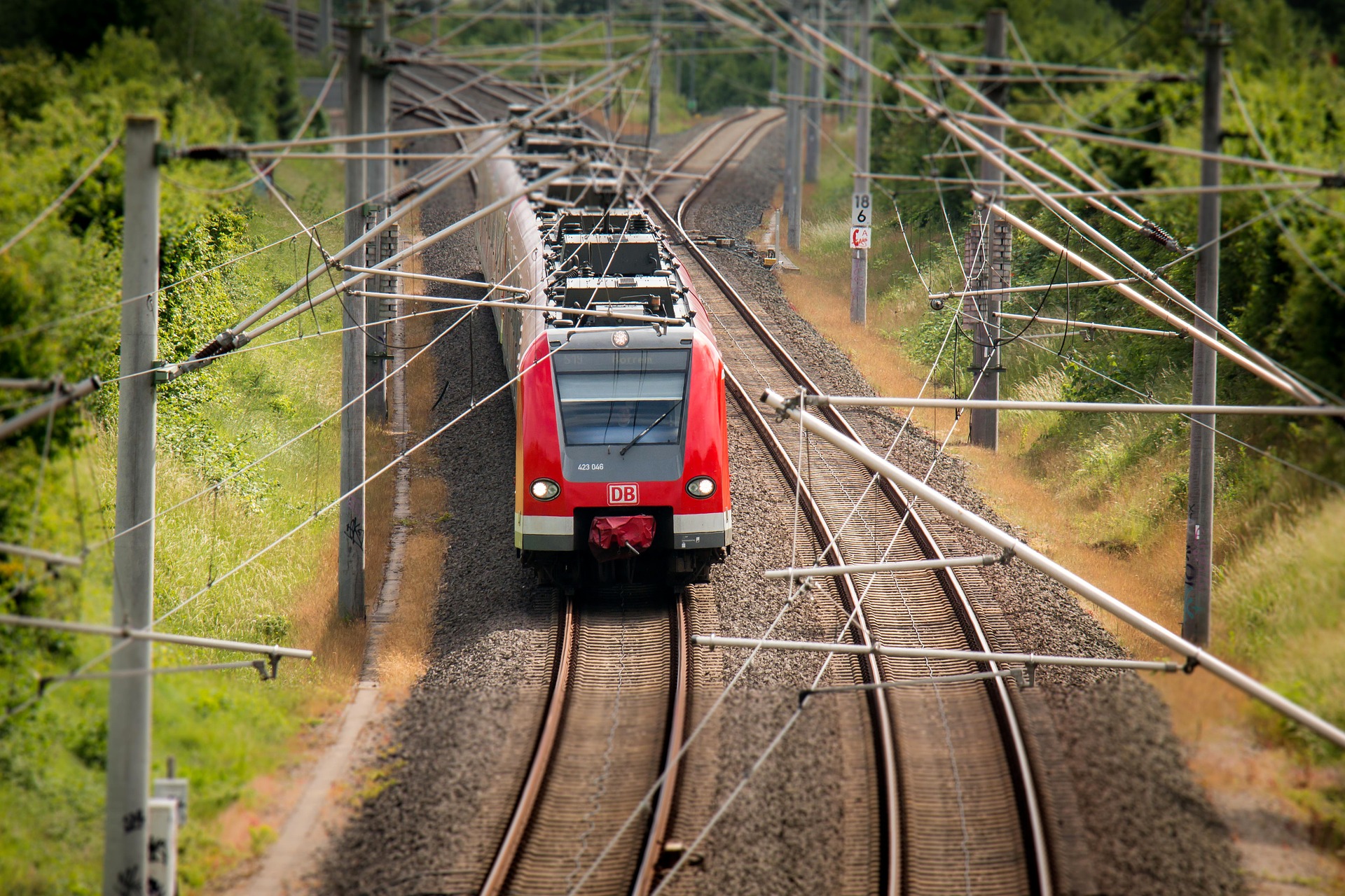 treno su rotaia.jpg